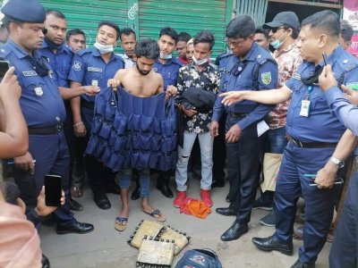 বোরকার ভেতরে ফেনসিডিল বহনের পকেট অলা ভেস্ট পরেছিল যুবকটি