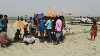 দুর্ঘটনায় পড়ে থাকা বিমানটি উদ্ধারে তৎপরতা চালাচ্ছে রাজশাহী বিমান বন্দর কর্তৃপক্ষ। তবে এরইমাঝে শত শত মানুষ ভিড় জমিয়েছেন ওই ঘটনাস্থলে।