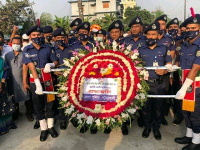 বঙ্গবন্ধুর ম্যুরালে ফুল দেন পটুয়াখালীর পুলিশ সুপারের নেতৃত্বে জেলা পুলিশ সদস্যরা।