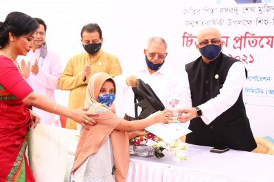 আকাশজুড়ে ১০১টি ফানুস