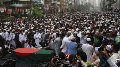   নয়া পল্টনে বিএনপির অফিসের সামনে মওদুদ আহমদের জানাজায় দলের নেতাকর্মীরা অংশগ্রহণ করেন