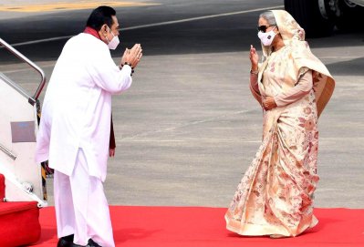 বিমানবন্দরে মাহিন্দা রাজাপাকসেকে অভ্যর্থনা জানান শেখ হাসিনা (ছবি: ফোকাস বাংলা)