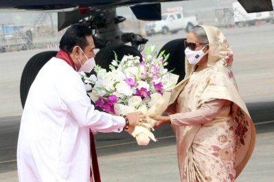 বিমানবন্দরে মাহিন্দা রাজাপাকসেকে অভ্যর্থনা জানান শেখ হাসিনা (ছবি: ফোকাস বাংলা)