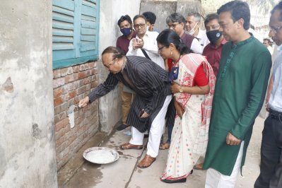 সংস্কার কাজ উদ্বোধন হিসেবে ভবনের এক প্রান্তের দেয়ালে সিমেন্ট লাগিয়ে দেন রাসিক মেযর।