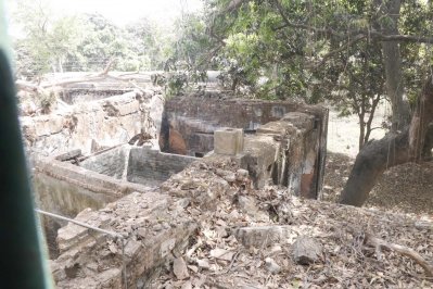 রাজশাহীর ডাচ নির্মিত ভবন বড়কুঠির একপাশ ভেঙে ধ্বংস হওয়ার পথে।