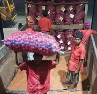 খালাস করা হচ্ছে ভারতীয় পেঁয়াজ