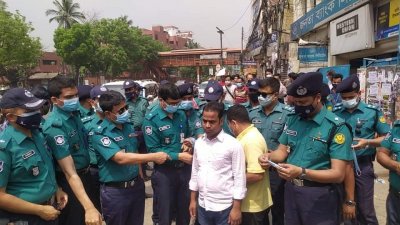 মাস্ক হাতে পুলিশ