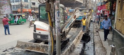জলাবদ্ধতা নিরসনে ড্রেন ও খালে থাকা আবর্জনা সরানোর কর্মসূচি হাতে নিয়েছে চট্টগ্রাম সিটি করপোরেশন।