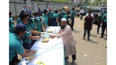নাগরিকদের মাস্ক পরাতে মাঠে তৎপর পুলিশ (ফটো স্টোরি)