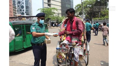 নাগরিকদের মাস্ক পরাতে মাঠে তৎপর পুলিশ (ফটো স্টোরি)