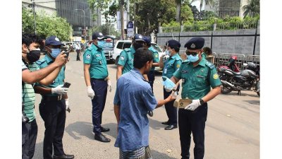 নাগরিকদের মাস্ক পরাতে মাঠে তৎপর পুলিশ (ফটো স্টোরি)