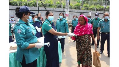 নাগরিকদের মাস্ক পরাতে মাঠে তৎপর পুলিশ (ফটো স্টোরি)