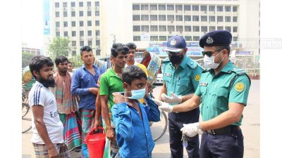 নাগরিকদের মাস্ক পরাতে মাঠে তৎপর পুলিশ (ফটো স্টোরি)