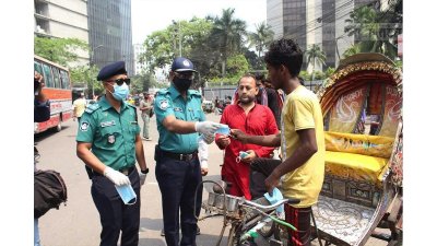 নাগরিকদের মাস্ক পরাতে মাঠে তৎপর পুলিশ (ফটো স্টোরি)