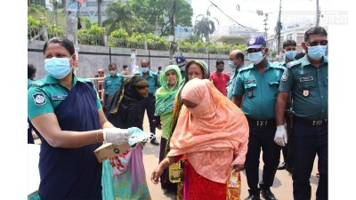নাগরিকদের মাস্ক পরাতে মাঠে তৎপর পুলিশ (ফটো স্টোরি)