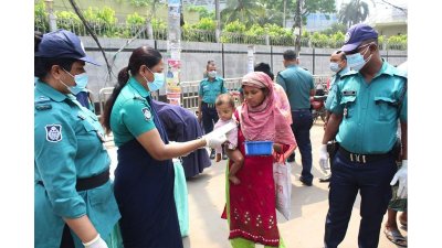 নাগরিকদের মাস্ক পরাতে মাঠে তৎপর পুলিশ (ফটো স্টোরি)