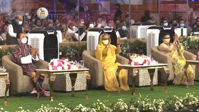অনুষ্ঠানে  উপস্থিত ছিলেন বাঁ থেকে: ভুটানের প্রধানমন্ত্রী ডা. লোটে শেরিং, প্রধানমন্ত্রী শেখ হাসিনা, তার ছোট বোন শেখ রেহানা 