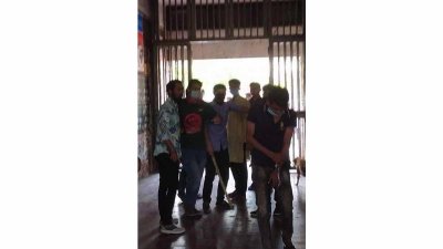 বাঁশের লাঠিসহ হামলাকারীদের কয়েকজন