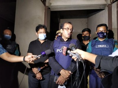 কালুরঘাট বেতারের সামনে মিললো শতাধিক মশাল, বোমাসদৃশ ব্যাগ 