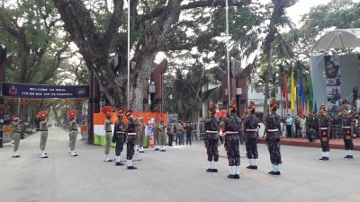 শূন্যরেখায় দাঁড়িয়ে দেখা ভারত-বাংলাদেশ