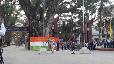 শূন্যরেখায় দাঁড়িয়ে দেখা ভারত-বাংলাদেশ