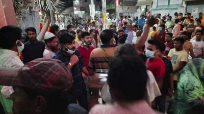 শিশুর মৃত্যুকে কেন্দ্র করে হাসপাতালের সামনে জনতার ভিড় 