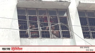 আশ্রয়কেন্দ্রে লোকজন