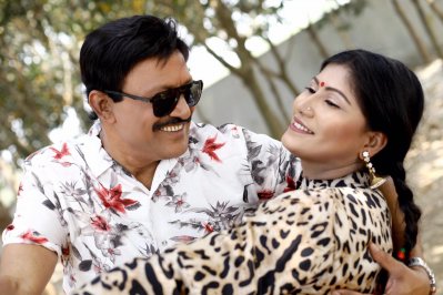 ‘আমরা আমরাই-২’ নাটকের দৃশ্যে সহশিল্পীর সঙ্গে মিশু