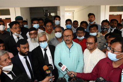 আদালতে উপস্থিত ছিলেন রাজশাহী মহানগর আওয়ামী লীগ সভাপতি ও সিটি করপোরেশনের মেয়র এএইচএম খায়রুজ্জামান ও রাষ্ট্রপক্ষের আইনজীবীরা