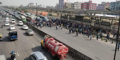 বাসে উঠতে না পেরে রাস্তা আটকে বিক্ষোভ