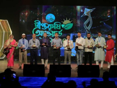 মঞ্চে বিজয়ীরা