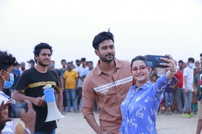 সাম্প্রতিক শুটিংয়ে নির্মাতা, নায়ক ও নায়িকা