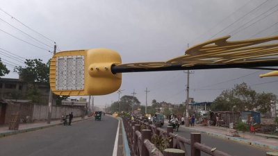 ঝড়ে পড়ে গেছে সড়ক বাতির খুঁটি