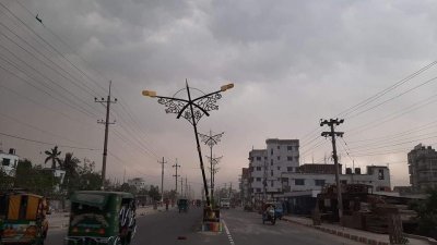 ঝড়ে হেলে গেছে সড়ক বাতির খুঁটি