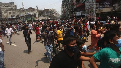 নিউ মার্কেট এলাকায় ব্যবসায়ীদের বিক্ষোভ