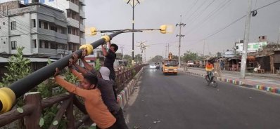 ঝড়ে পড়ে গেছে সড়ক বাতির খুঁটি
