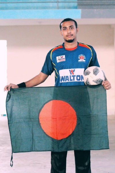 বিশ্ব রেকর্ড গড়ার আগে বল ও জাতীয় পতাকা হাতে ফয়সাল