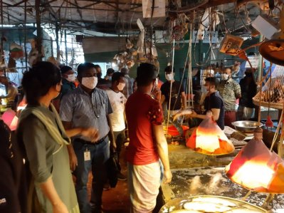 মোড়ে মোড়ে আড্ডা, আধখোলা দোকান