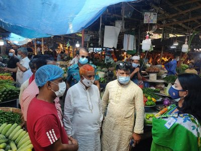 খোলা শাড়ি ও কসমেটিকসের দোকান