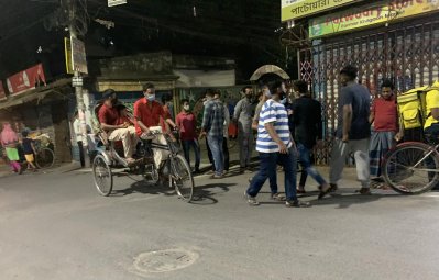 মোড়ে মোড়ে আড্ডা, আধখোলা দোকান