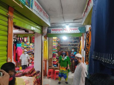 খোলা শাড়ি ও কসমেটিকসের দোকান