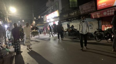 মোড়ে মোড়ে আড্ডা, আধখোলা দোকান