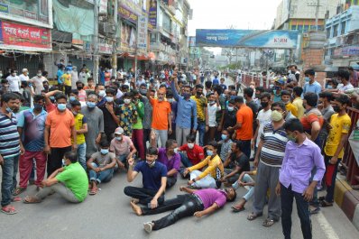 সড়ক অবরোধ করে ব্যবসায়ীদের বিক্ষোভ