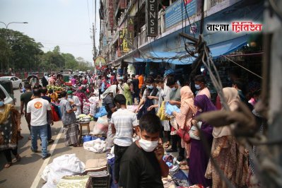 মার্কেটগুলোতে উপড়েপড়া ভিড়