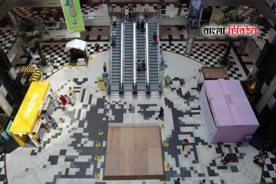 বড় শপিং মলগুলোতে লোকজন কম