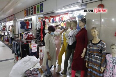 বড় শপিং মলগুলোতে লোকজন কম