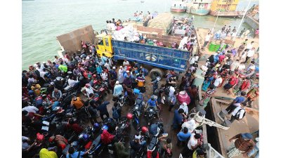 মাওয়া ঘাটে নেই তিল ঠাঁই (ফটো স্টোরি)