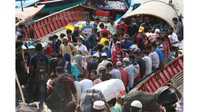 মাওয়া ঘাটে নেই তিল ঠাঁই (ফটো স্টোরি)