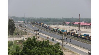 মাওয়া ঘাটে নেই তিল ঠাঁই (ফটো স্টোরি)