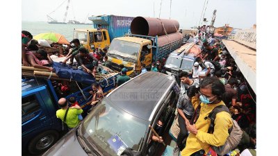 বিভিন্ন যানের সঙ্গে গাদাগাদি করে ফেরিতে নদী পার হচ্ছে মানুষ